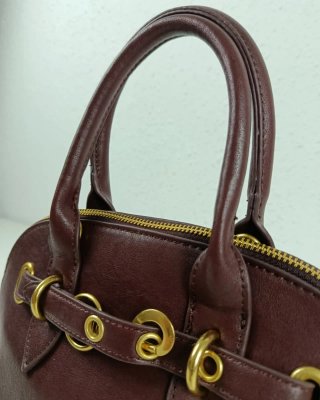 Bolso Vintage Púrpura con Detalles Dorados