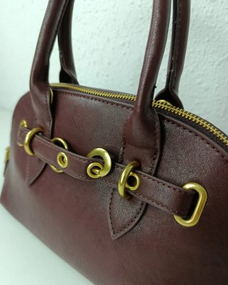 Bolso Vintage Púrpura con Detalles Dorados