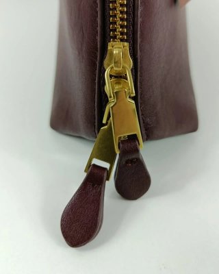 Bolso Vintage Púrpura con Detalles Dorados