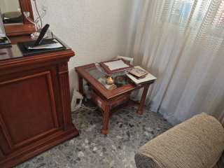 Aparador de madera maciza con espejo