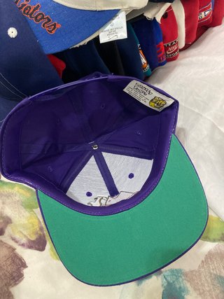 Gorra Looney Tunes Morada con Rojo