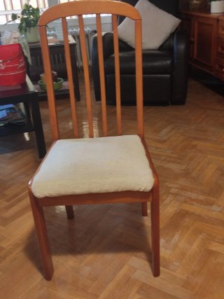4 Sillas de madera y tela