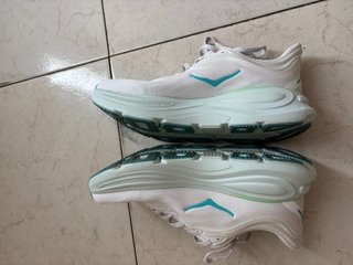 Zapatillas Hoka Runner Blancas y Turquesa
