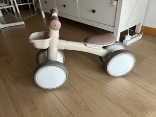 Bicicleta Kikkaboo sin pedales para bebés