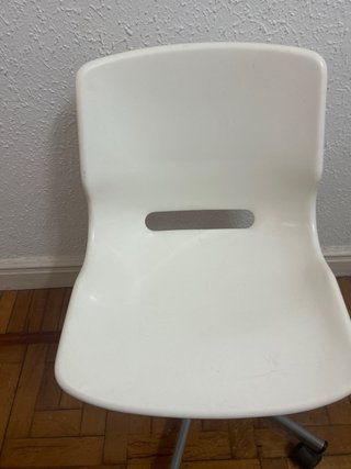 Silla giratoria Ikea blanca y gris snille .