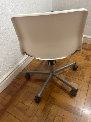 Silla giratoria Ikea blanca y gris snille .