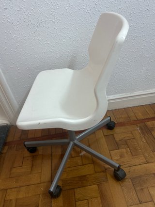 Silla giratoria Ikea blanca y gris snille .