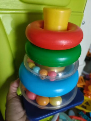 Giocattoli impilabili colorati per bambini