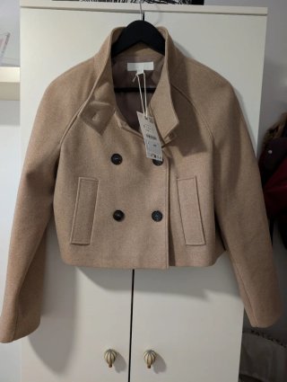 Chaqueta corta cuello subido Zara