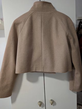 Chaqueta corta cuello subido Zara