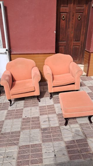 2 sillones con reposapiés estilo clásico