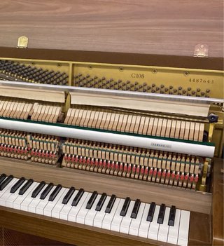 Piano Vertical Yamaha C108. Como nuevo