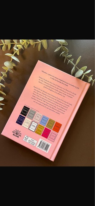 Vendo 3 libros historia de la iconica casa de moda