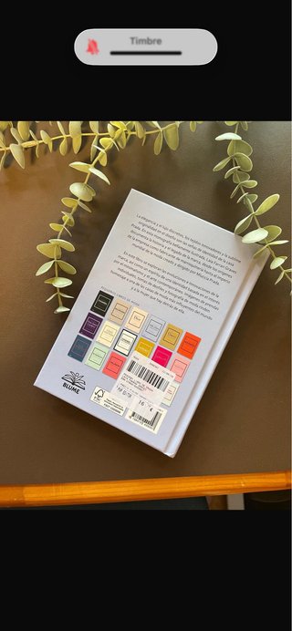 Vendo 3 libros historia de la iconica casa de moda