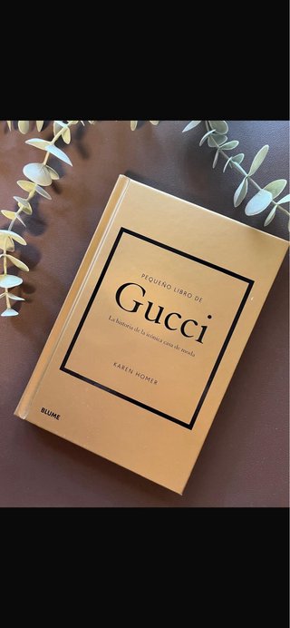 Vendo 3 libros historia de la iconica casa de moda