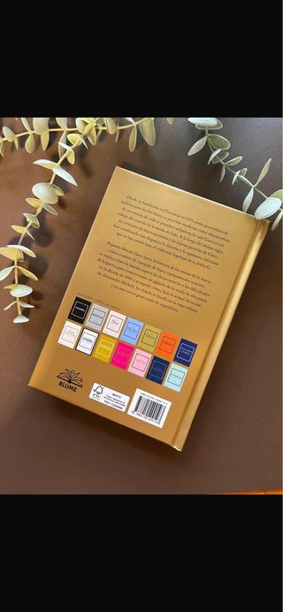 Vendo 3 libros historia de la iconica casa de moda