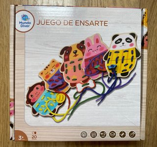Juego de ensartar de madera animales
