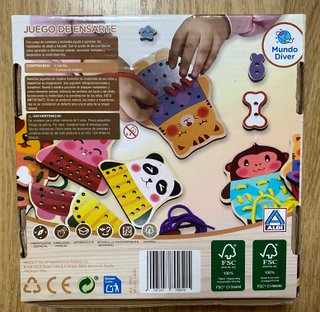Juego de ensartar de madera animales