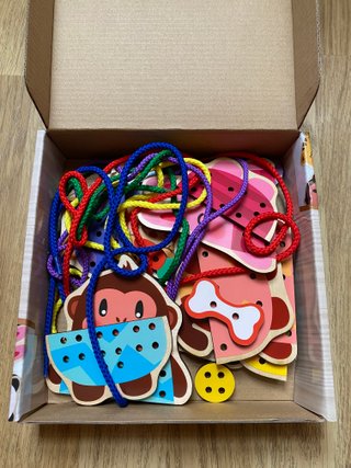 Juego de ensartar de madera animales