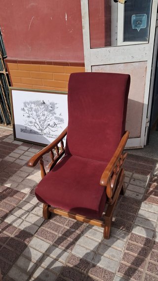 Mecedora de madera tapizada