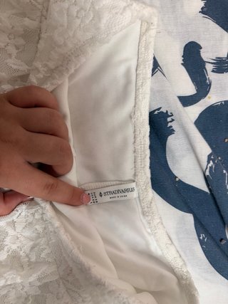 Falda blanca de encaje con volantes