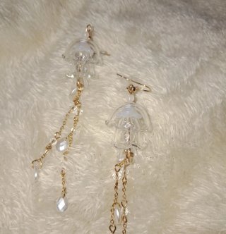Pendientes medusa transparentes con cadenas