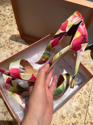 Zapatos de tacón floral solo usado 1 vez
