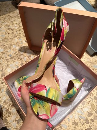 Zapatos de tacón floral solo usado 1 vez
