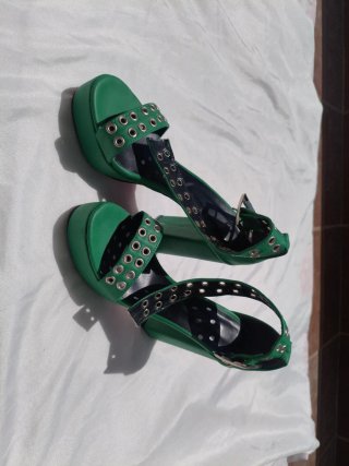 Sandalias Verdes con Tachuelas