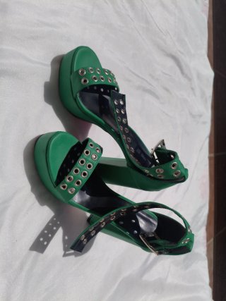 Sandalias Verdes con Tachuelas