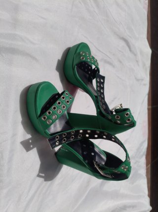 Sandalias Verdes con Tachuelas