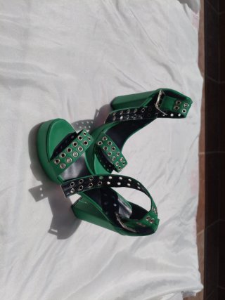Sandalias Verdes con Tachuelas