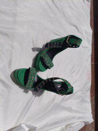 Sandalias Verdes con Tachuelas