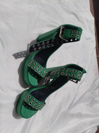 Sandalias Verdes con Tachuelas