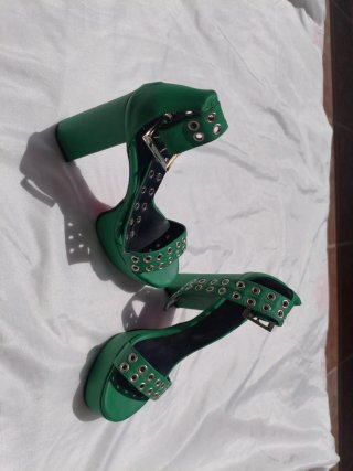 Sandalias Verdes con Tachuelas