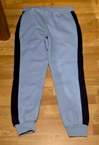 Joggers azul claro con detalles negros