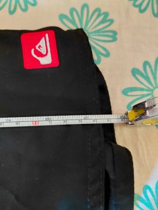 Bermudas Quiksilver Negras y Rojas