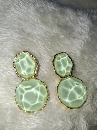 Pendientes verde agua con detalles dorados