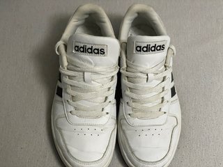 Zapatillas Adidas Hoops 2.0 Blancas y Negras