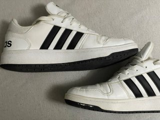 Zapatillas Adidas Hoops 2.0 Blancas y Negras