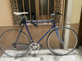Bicicleta de carretera vintage con candado
