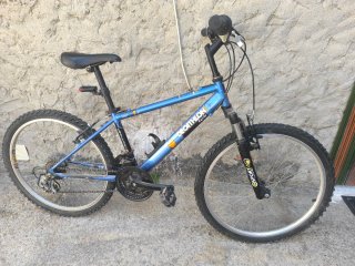 Bicicleta azul Decathlon