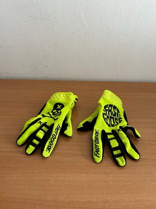 Casco Airoh con gafas y guantes