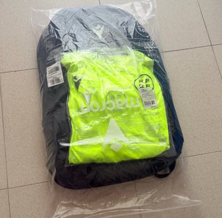 Mochila Macron y Camiseta Árbitro calentar RFEF