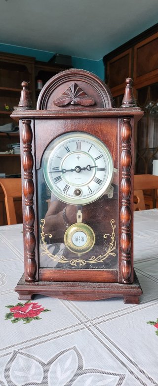 Reloj de sobremesa de madera con péndulo