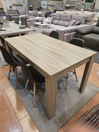 Mesa de madera con 4 sillas