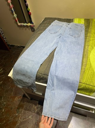 Pantalón recto con detalles brillantes