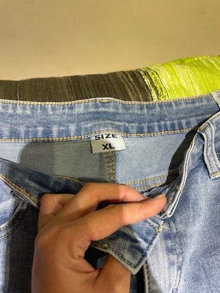 Pantalón recto con detalles brillantes