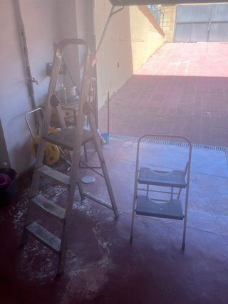 Escalera plegable de 4 peldaños