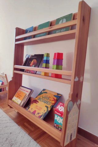 Estantería madera libros infantiles